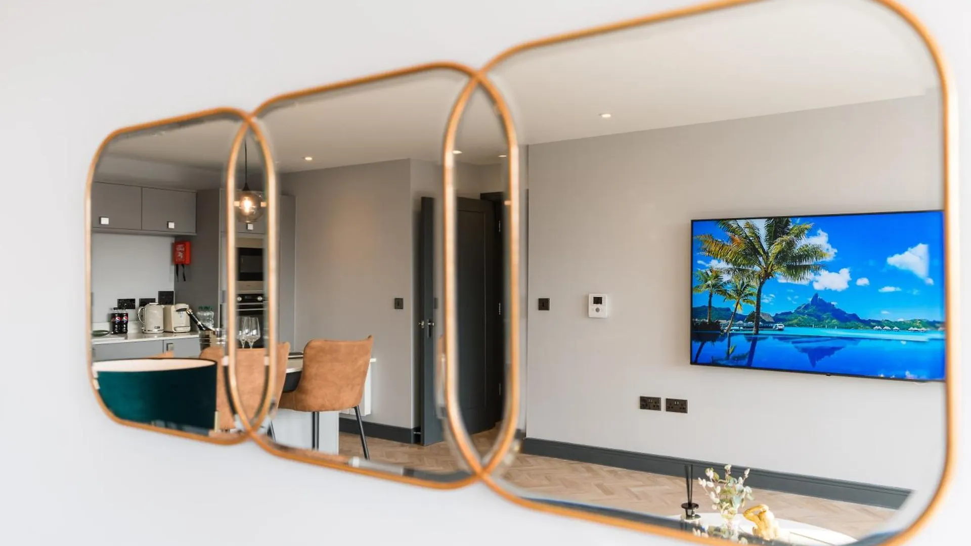 Luxe Apartments, The Moorwell, Parking, Gym - 10Mins Cardiff City Ctr 0*,  United Kingdom