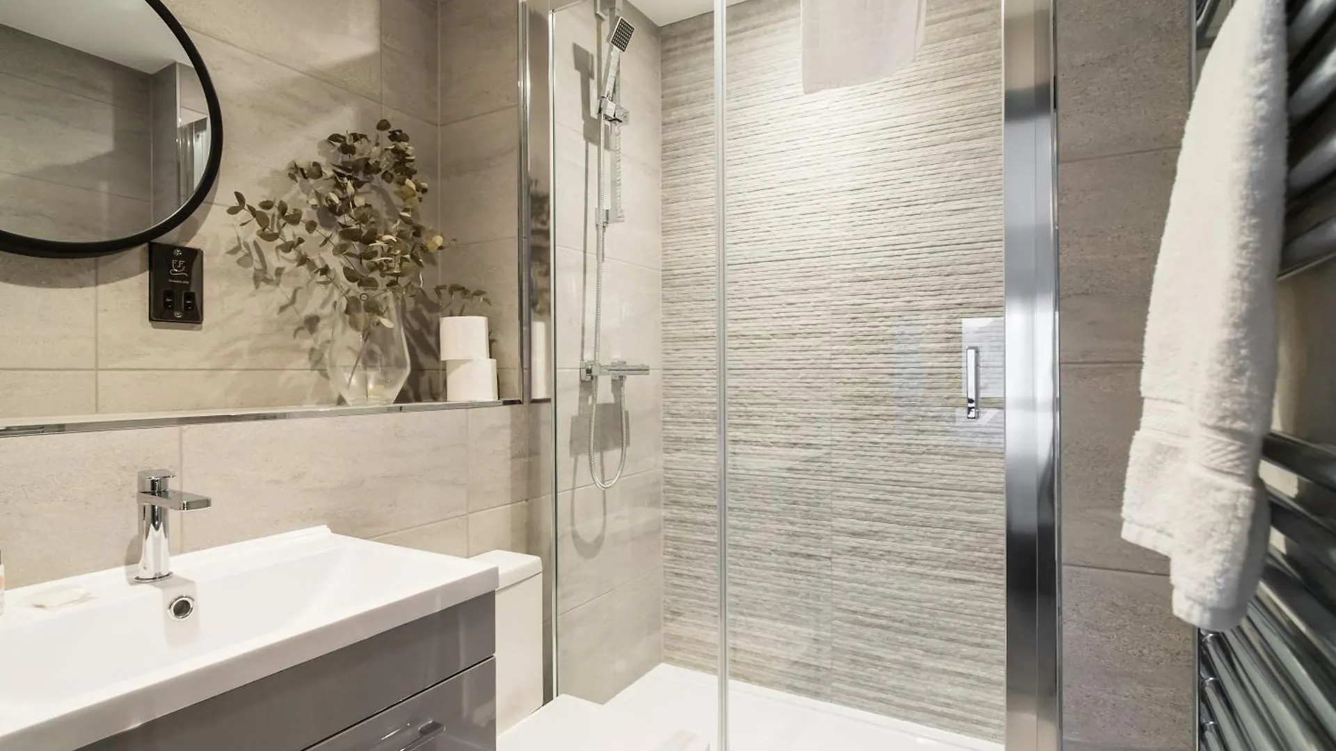Luxe Apartments, The Moorwell, Parking, Gym - 10Mins Cardiff City Ctr 0*,  United Kingdom