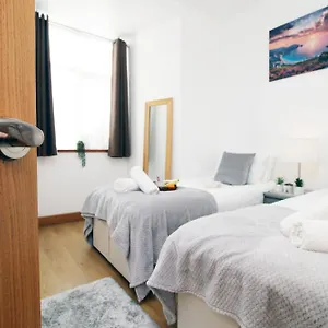  Apartment Perfectly Located Centre Apartment, Free Parking, Cable Tv And Wi-fi