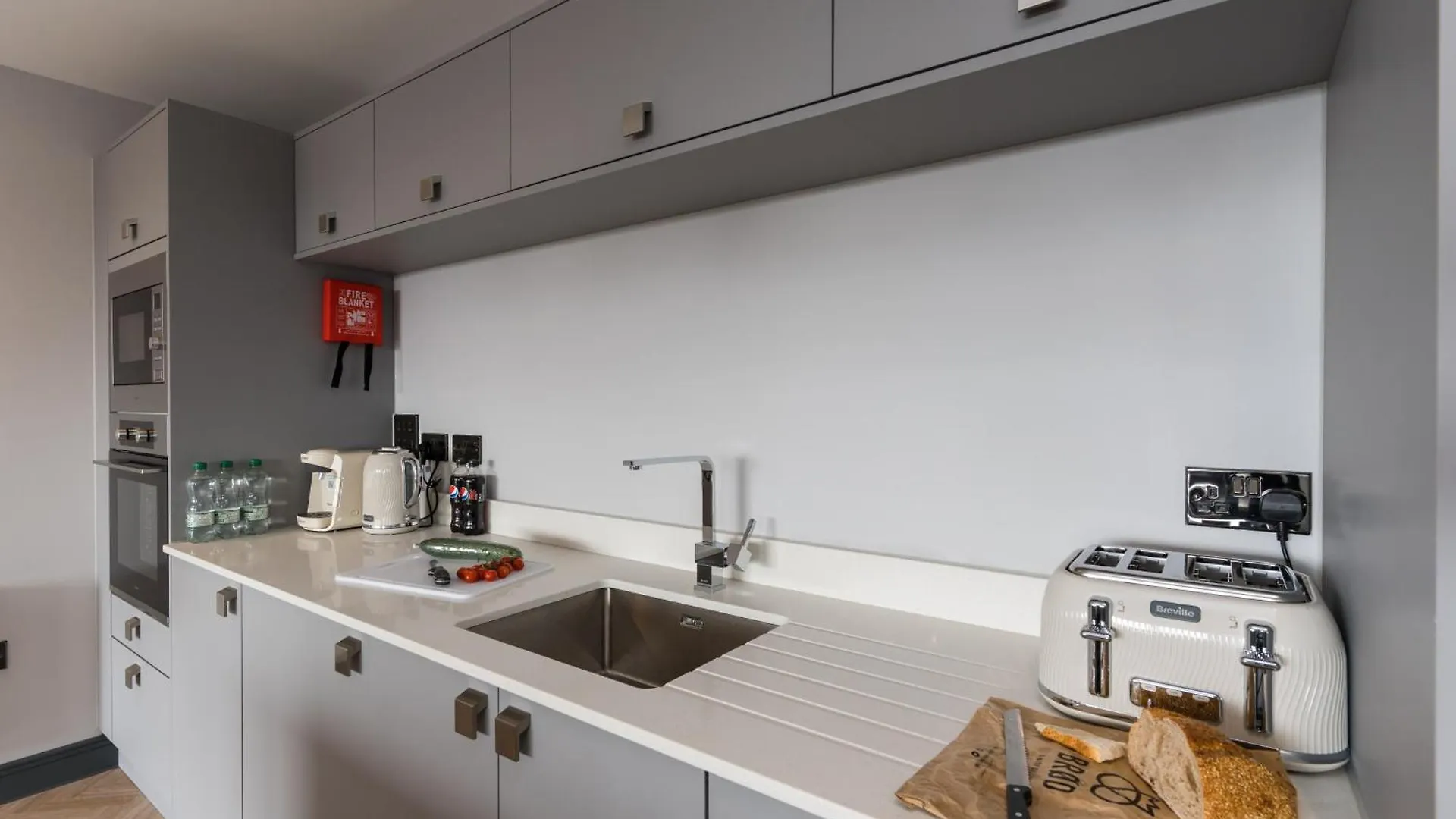 Luxe Apartments, The Moorwell, Parking, Gym - 10Mins Cardiff City Ctr 0*,